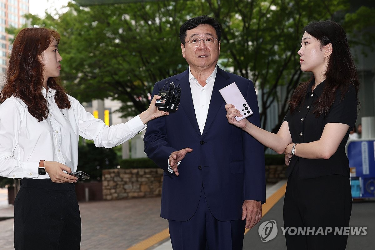 삼성 준법감시위원회 정례회의를 마친 이찬희 준감위 위원장이 22일 오전 서울 삼성전자 서초사옥에서 열리는 삼성 준감위-7개사 대표 간담회에 참석하며 취재진 질문에 답변하고 있다. [연합뉴스 제공=뉴스퀘스트]