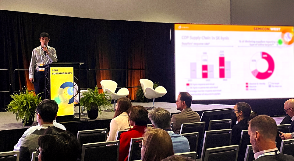 장재훈 SK하이닉스 TL이 반도체 산업의 지속 가능성 분야에서 자사의 주도적인 역할을 소개하고 있다. [SK하이닉스 제공=뉴스퀘스트]