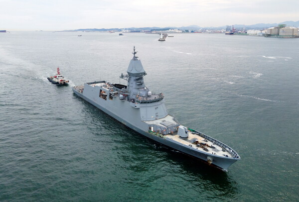 HD현대중공업이 건조해 2024년 말 해군에 인도 예정인 차세대 호위함(울산급 Batch-Ⅲ) 선도함 ‘충남함'의 시운전 모습 [HD현대중공업 제공=뉴스퀘스트]