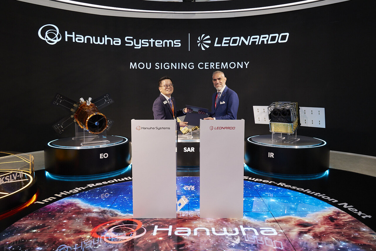 한화시스템과 레오나르도가 지난 22일 영국 판버러 국제 에어쇼 전시장에서 ‘공랭식(空冷式) AESA 레이다 공동 개발 업무협약(MOU)’를 체결했다. (왼쪽부터) 어성철 한화시스템 대표이사, 루카 피콜로(Luca Picollo) 레오나르도 항공사업부문 부사장. [한화시스템 제공=뉴스퀘스트]