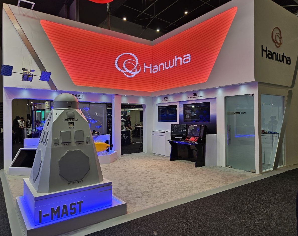 한화시스템이 호주 IODS전시에서 한국형 구축함(KDDX) 통합 마스트(I-MAST)를 선보이고 있다. [한화시스템 제공=뉴스퀘스트]