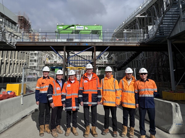 호주 현장에서 GS건설 허윤홍 대표(사진 가운데)가 참석한 가운데 TBM Smoking ceremony 행사에 참석 후 기념사진을 촬영하고 있다. [GS건설 제공=뉴스퀘스트]