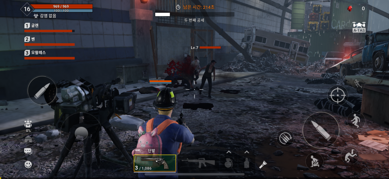 NHN의 신작 '다키스트 데이즈'의 로운트리 터널 인게임(모바일) 화면. 다른 플레이어와 함께 매 라운드 좀비 떼들을 처치해야만 한다. [NHN 제공=뉴스퀘스트]