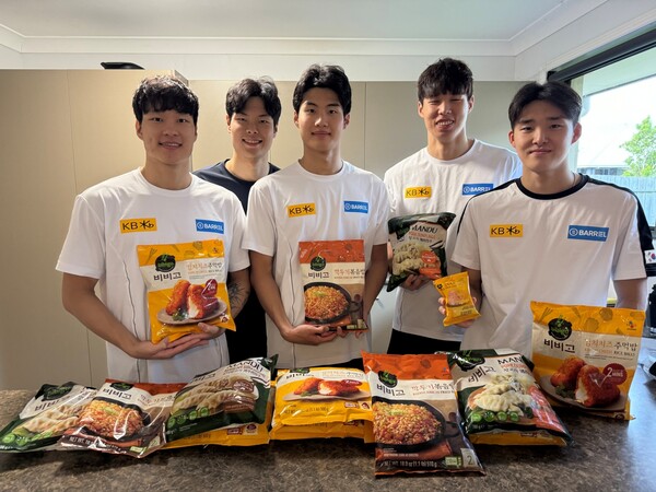 파리올림픽 특별 전지훈련에서 황선우 등 대표팀 선수들이 CJ가 지원한 제품을 들어보이고 있다. [대한수영연맹 제공=뉴스퀘스트]