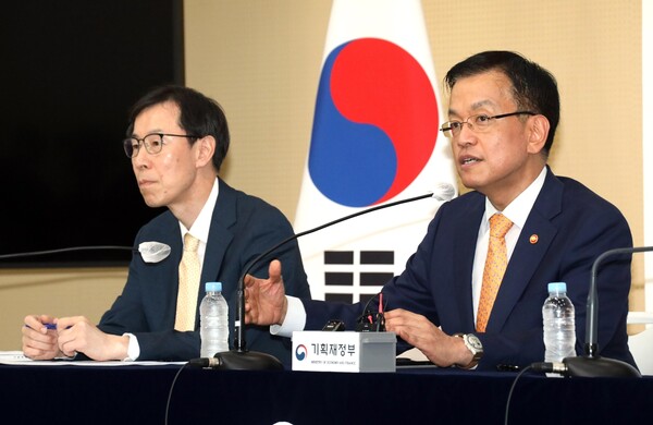 2024 세법개정안을 설명하는 최상목 부총리. 왼쪽은 정정훈 세제실장.[사진=연합뉴스]