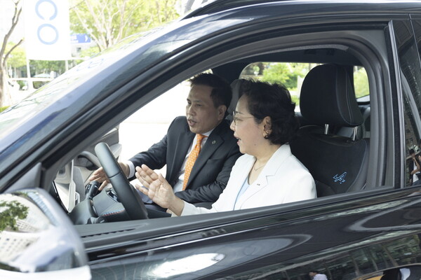 지난 25일 서울 포스코센터 정문 스퀘어가든에서 열린 '뉴 르노 그랑 콜레오스' 출시 기념 공동 프로모션 행사에서 서유란 포스코 자동차소재마케팅실장이 황재섭 르노코리아 영업 및 네트워크 총괄 전무와 뉴 르노 그랑 콜레오스에 탑승하고 있다. [포스코 제공=뉴스퀘스트]