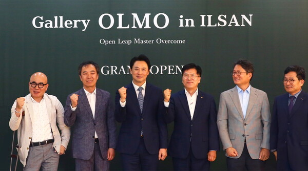 올모 김현종 서울경기대표(좌측에서 세번째)와 한화 건설부문 전창수 인사지원실장(좌측에서 네번째)을 비롯한 관계자들이 올모일산 오픈식에 참석해 기념사진을 촬영하고 있다. [한화 건설부문 제공=뉴스퀘스트] 