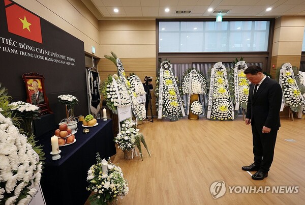 지난 25일 응우옌 푸 쫑 베트남 공산당 서기장 조문하는 최태원 회장 [사진=연합뉴스]