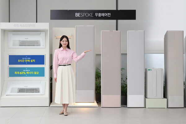 삼성전자 모델이 삼성스토어에서 무풍에어컨을 소개하고 있다. [삼성스토어 제공=뉴스퀘스트]