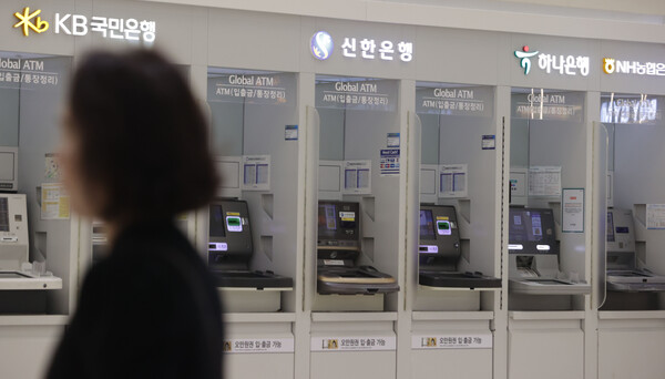 KB금융그룹이 올해 2분기 당기순이익 1조  7324억원을 기록하면서 5대 금융그룹 중 가장 높은 성과를 달성한 것으로 집계됐다. 시중은행 현금인출기 모습. [사진=연합뉴스]