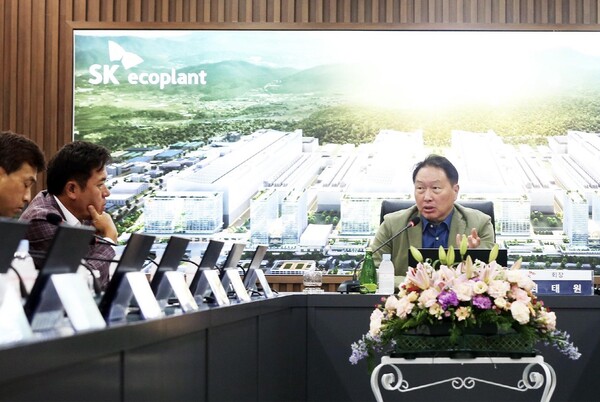 최태원 SK회장이 지난 2023년 9월 15일 경기도 용인시 원삼면에 위치한 용인반도체클러스터 현장사무소에서 SK하이닉스 관계자들을 격려하고 있다. [SK하이닉스 제공=뉴스퀘스트]