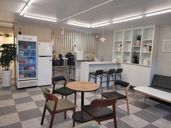 다과 및 휴식, 미팅을 나눌 수 있는 기술자 린카페 내부 [우미건설 제공=뉴스퀘스트]