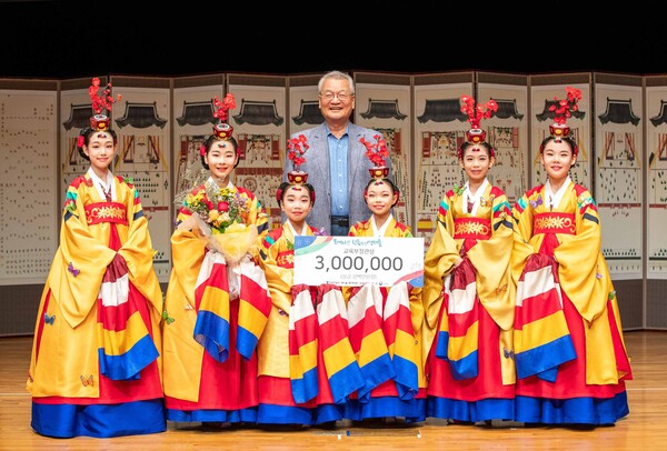 27일 서울남산국악당 크라운해태홀에서 열린 '제12회 모여라 한음(국악)영재들 경연대회'에서 크라운해태 윤영달 회장이 종합대상(교육부장관상)을 수상한 화동정재예술단과 함께 기쁨을 나누고 있다. [사진=크라운해태제과]