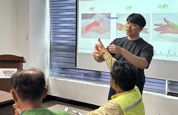 HDC현대산업개발은 근골격계질환 예방을 위해 올해 상반기부터 전문강사를 통한 테이핑 교육을 진행하고 있다. 사진은 평택서탄일반산업단지 현장에서 교육을 진행하는 모습 [HDC현대산업개발 제공=뉴스퀘스트]