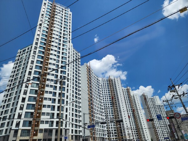 29일 한국부동산원 아파트 매매거래에 따르면, 올해 1~5월 서울 거주자가 가장 많이 사들인 경기도 아파트는 ▲고양시 630건 ▲남양주시 517건 ▲용인시 465건 ▲김포시 450건 ▲의정부시 409건 순으로 ‘톱5’에 이름을 올렸다. 사진은 의정부 한 아파트 단지 모습 [사진=뉴스퀘스트]