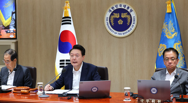 윤석열 대통령(사진 가운데)은 30일 서울 용산 대통령실 청사에서 열린 국무회의 모두발언에서 “개인 투자자를 보호하기 위해 금융투자소득세를 폐지할 것”이라고 밝혔다. [사진=연합뉴스] 