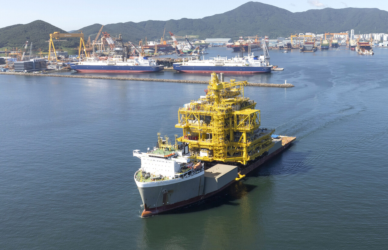 한화오션이 건조한 고정식 원유생산설비가 카타르 알샤힌 유전지역으로 설치를 위해 출항했다. [한화오션 제공=뉴스퀘스트]