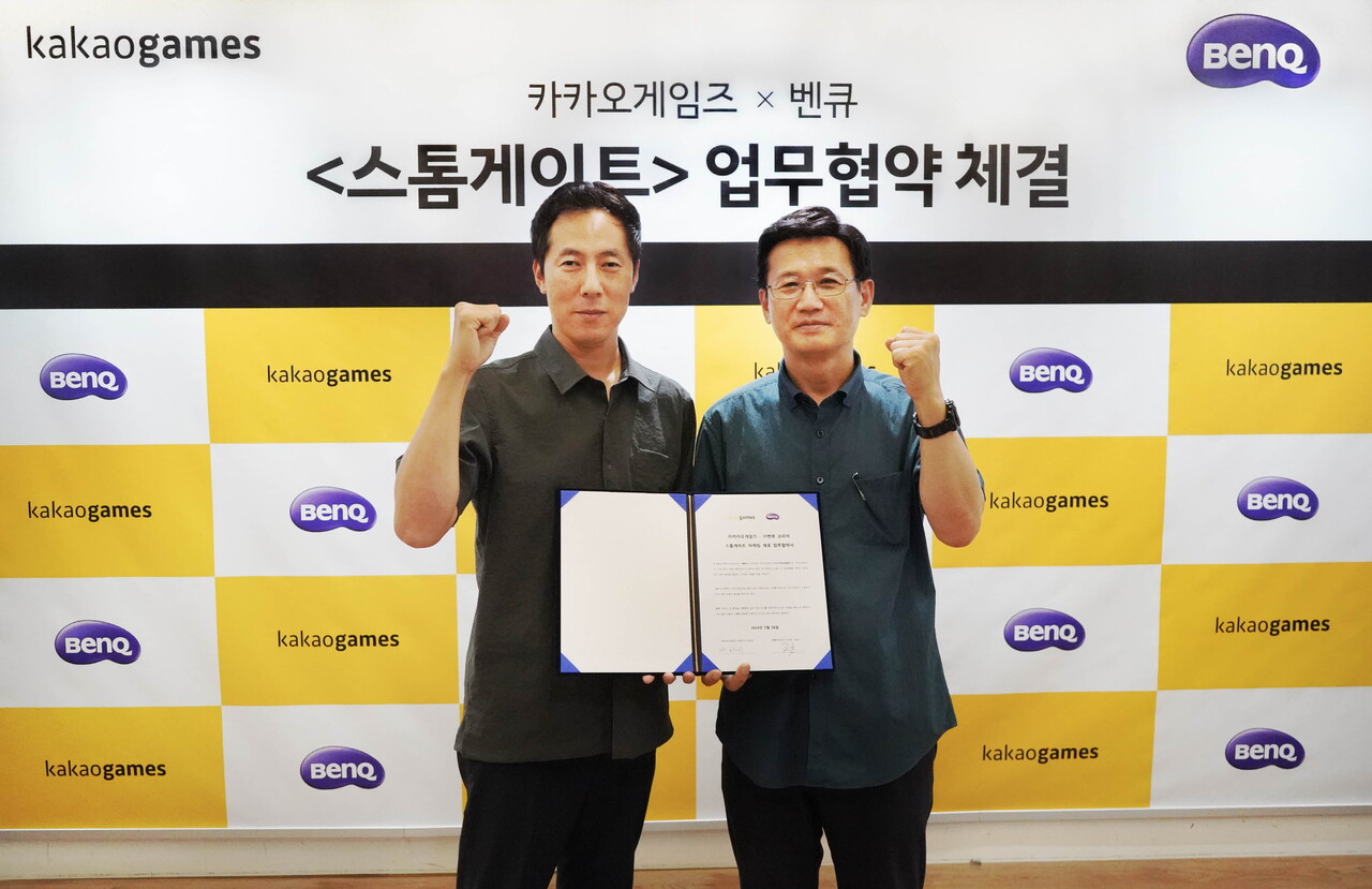 카카오게임즈는 벤큐 코리아와 신규 RTS(실시간 전략 시뮬레이션) 게임 '스톰게이트' 관련 마케팅 업무협약(MOU)을 체결했다. (왼쪽부터) 카카오게임즈 박택곤 마케팅 본부장, 벤큐 코리아 소윤석 지사장. [카카오게임즈 제공=뉴스퀘스트]