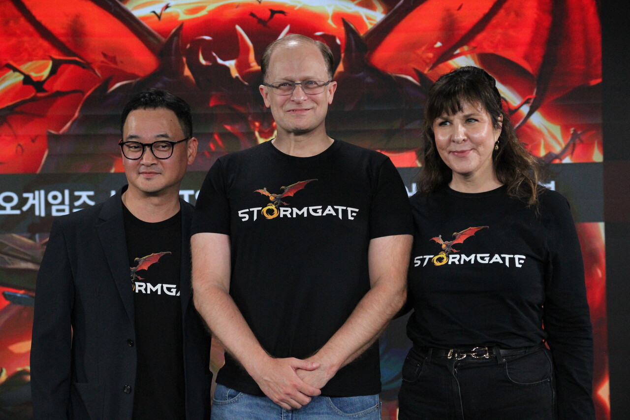카카오게임즈가 지난 6월 18일 신작 '스톰게이트' 기자 간담회를 열었다. (사진 왼쪽부터) 김상구 카카오게임즈 사업본부장, 프로스트 자이언트 스튜디오의 팀 모튼(Tim Morten) 최고경영자(CEO)와 카라 라포지(Cara LaForge) 사업책임자. [사진=김민우 기자]