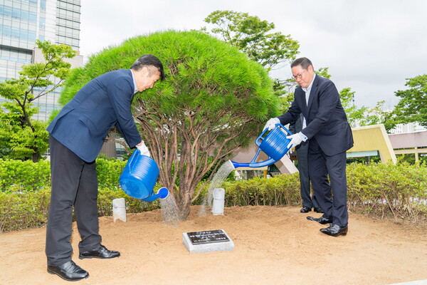 조현상 HS효성 부회장(오른쪽)과 전성수 서초구청장(왼쪽)이 기념식수에 물을 주고 있다. [HS효성 제공=뉴스퀘스트]