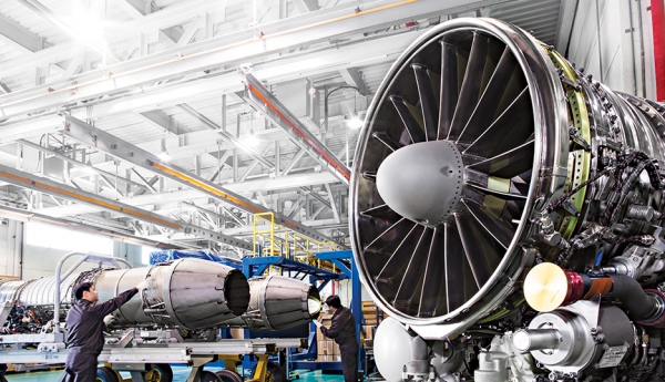 &nbsp;한화에어로스페이스에서 작업자가 엔진을 검수하고 있다. [사진=한화에어로스페이스 제공]