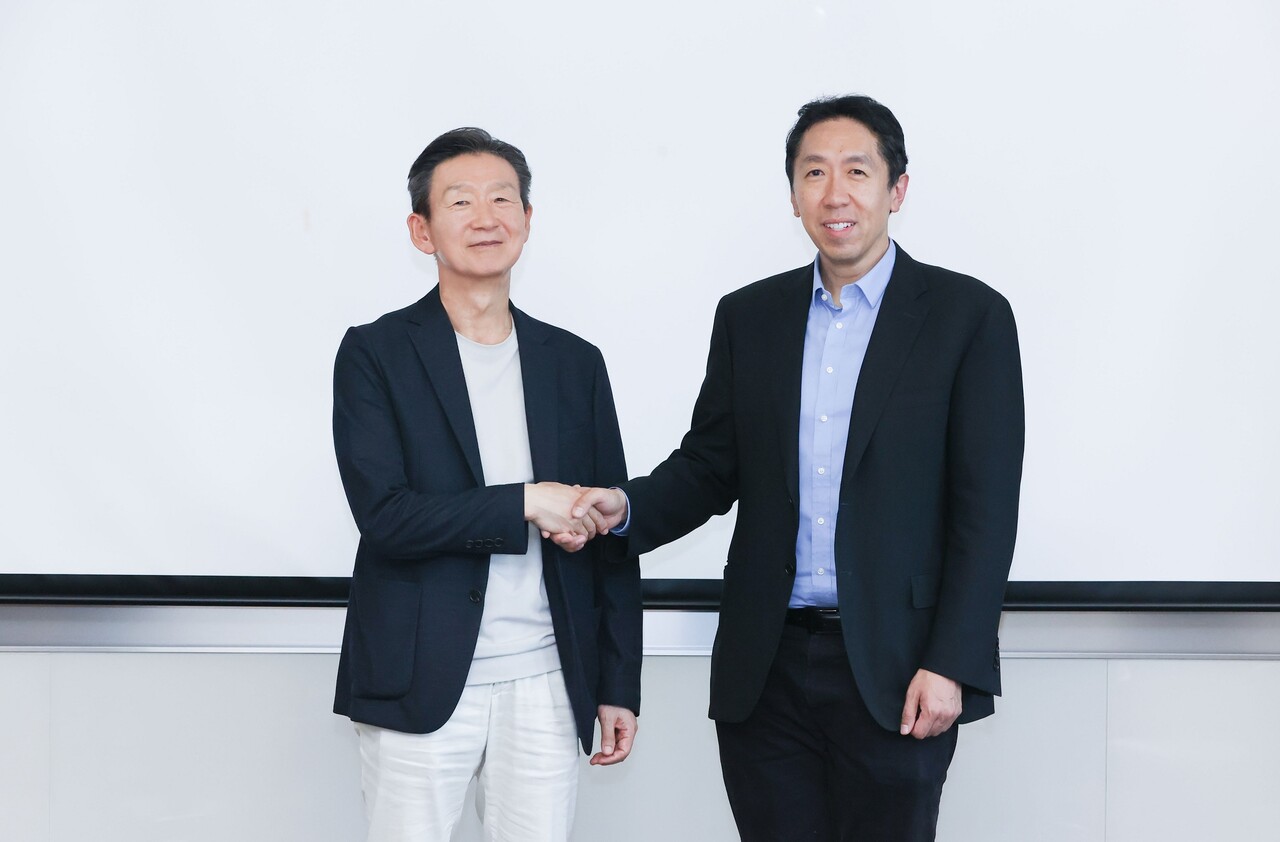 LG유플러스 황현식 사장이 인공지능 세계 4대 석학 중 한 명인 앤드류 응 스탠퍼드대 교수와 만나 글로벌 AI 협력 방안에 대해 논의했다. 사진은 29일 오후 LG유플러스에서 만난 황현식 사장(왼쪽)과 앤드류 응 교수의 모습. [LG유플러스 제공=뉴스퀘스트]