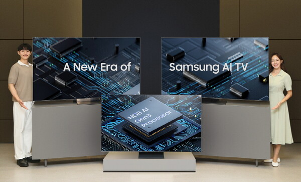 삼성전자 모델이 AI 기능 탑재된 초대형 프리미엄 TV 신제품(Neo QLED 8K, Neo QLED, 삼성 OLED)을 소개하고 있다. [삼성전자 제공=뉴스퀘스트]