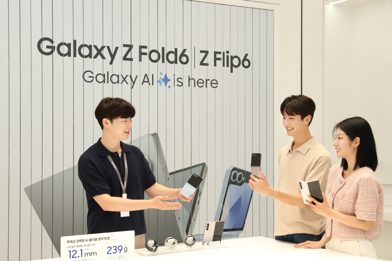 삼성스토어 홍대 갤럭시 스튜디오에서 디테일러가 새로워진 '갤럭시 Z 폴드6'와 '갤럭시 Z 플립6'를 소개하고 있다. [삼성전자 제공=뉴스퀘스트]