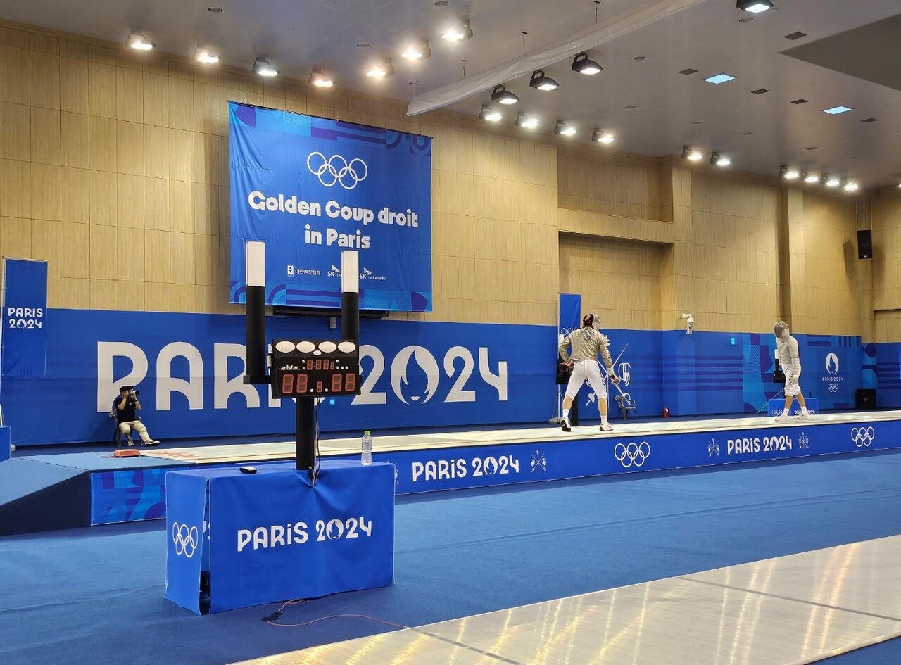 파리 올림픽 실전 감각을 높이기 위해 진천선수촌 펜싱 훈련장을 올림픽 경기장과 동일한 조건으로 구현한 모습. [SK텔레콤 제공=뉴스퀘스트]