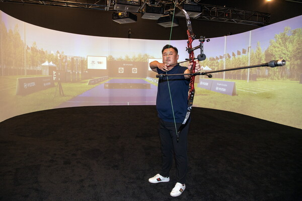 현대차그룹 양궁 체험행사에 참여해 양궁을 슈팅하고 있는 오진혁 선수 [현대자동차그룹 제공=뉴스퀘스트]