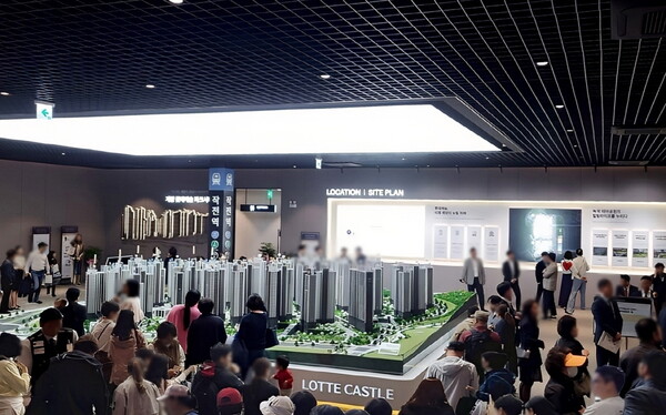 롯데건설이 오는 2일 '계양 롯데캐슬 파크시티 1단지' 견본주택을 개관하고 본격 분양에 들어간다. 사진은 지난 4월 ’계양 롯데캐슬 파크시티’ 2단지 견본주택을 둘러보고 있는 방문객 모습 [롯데건설 제공=뉴스퀘스트]
