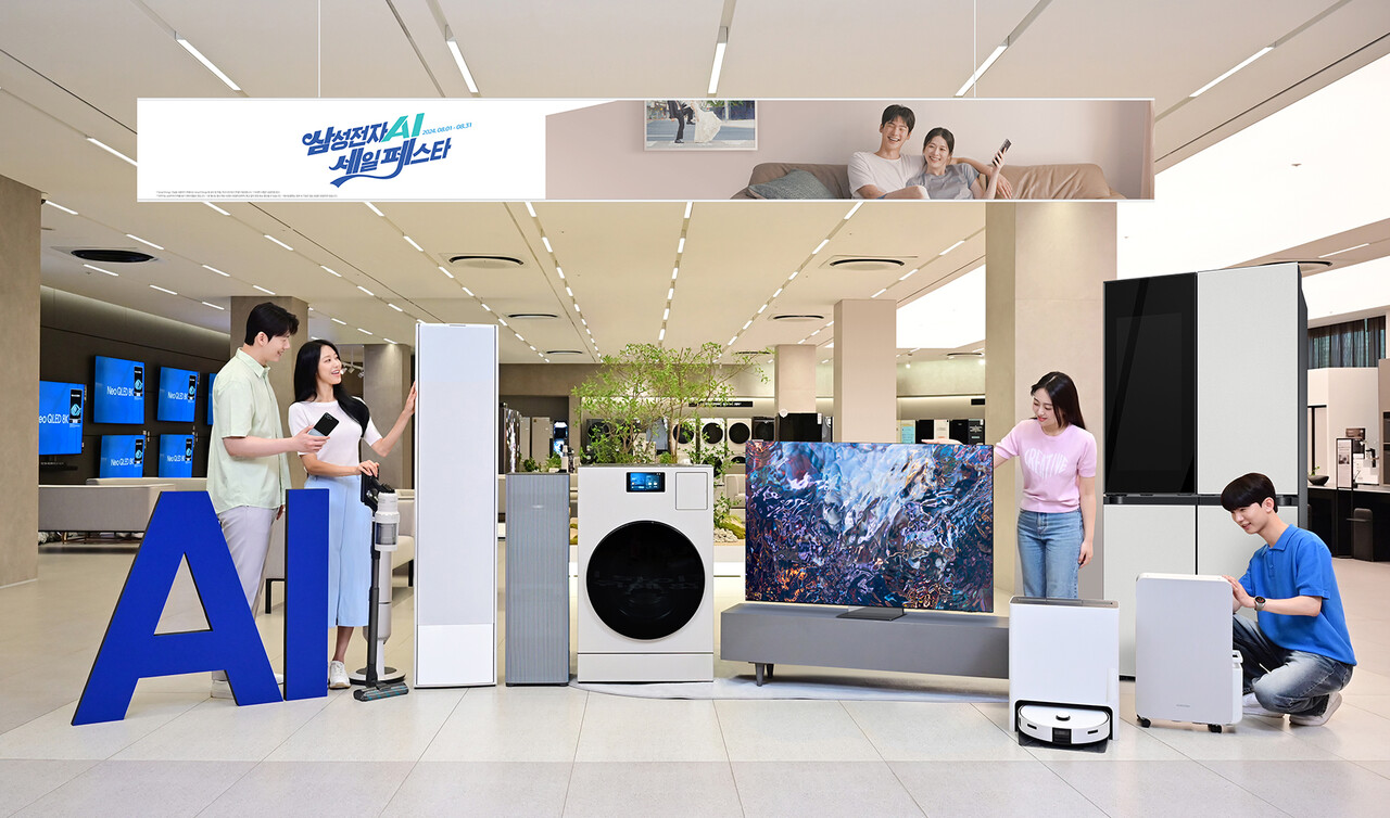 삼성전자 모델이 삼성스토어 대치점에서 '삼성전자 AI 세일 페스타'를 소개하고 있다. [삼성전자 제공=뉴스퀘스트]