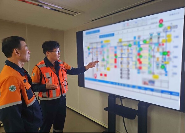 포항제철소 직원들이 제품 생산 모니터링에 RPA로 구축된 자동화 모델을 활용하고 있다. [포스코 제공=뉴스퀘스트]