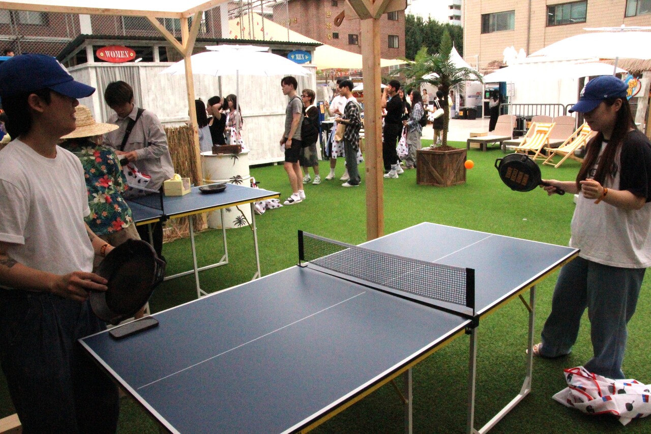 '프라이 퐁' 프로그램. 배틀그라운드 내 보조 아이템 '프라이 팬'으로 즐기는 탁구 게임이다. 실제 프라이 팬은 아니며 고무로 만들어져있다. 커플 한 쌍이 게임을 즐기고 있다. [사진=김민우 기자]