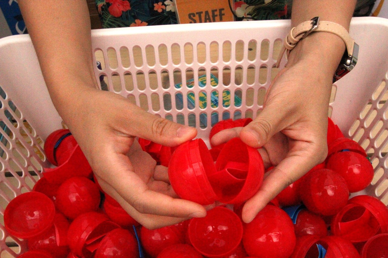 '럭키 드롭'을 열면 당첨 상품이 적힌 종이를 확인할 수 있다. 관계자가 '럭키 드롭'을 열어 보이고 있다. [사진=김민우 기자]