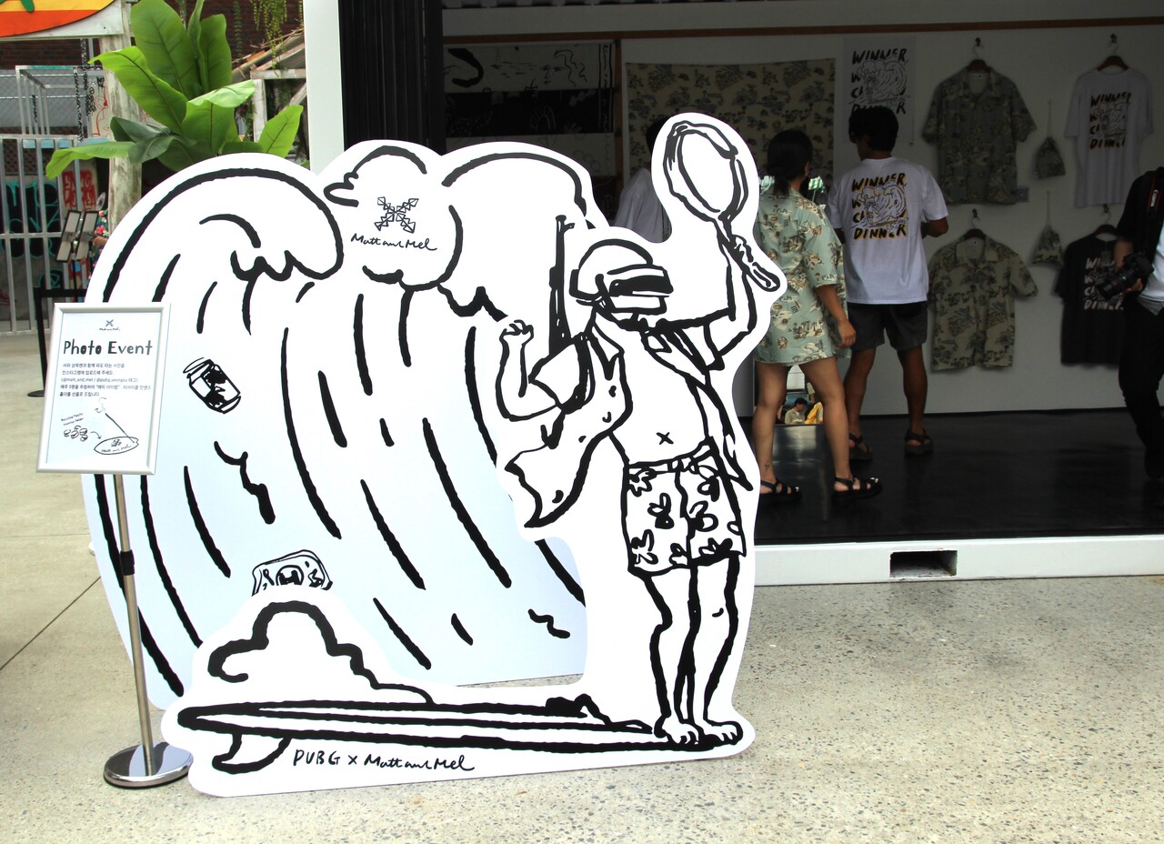 '체크인 존'과 '아케이드 존' 사이에는 크래프톤과 멧앤멜(Matt and Mel)이 협업한 상품들을 만나볼 수 있다. [사진=김민우 기자]