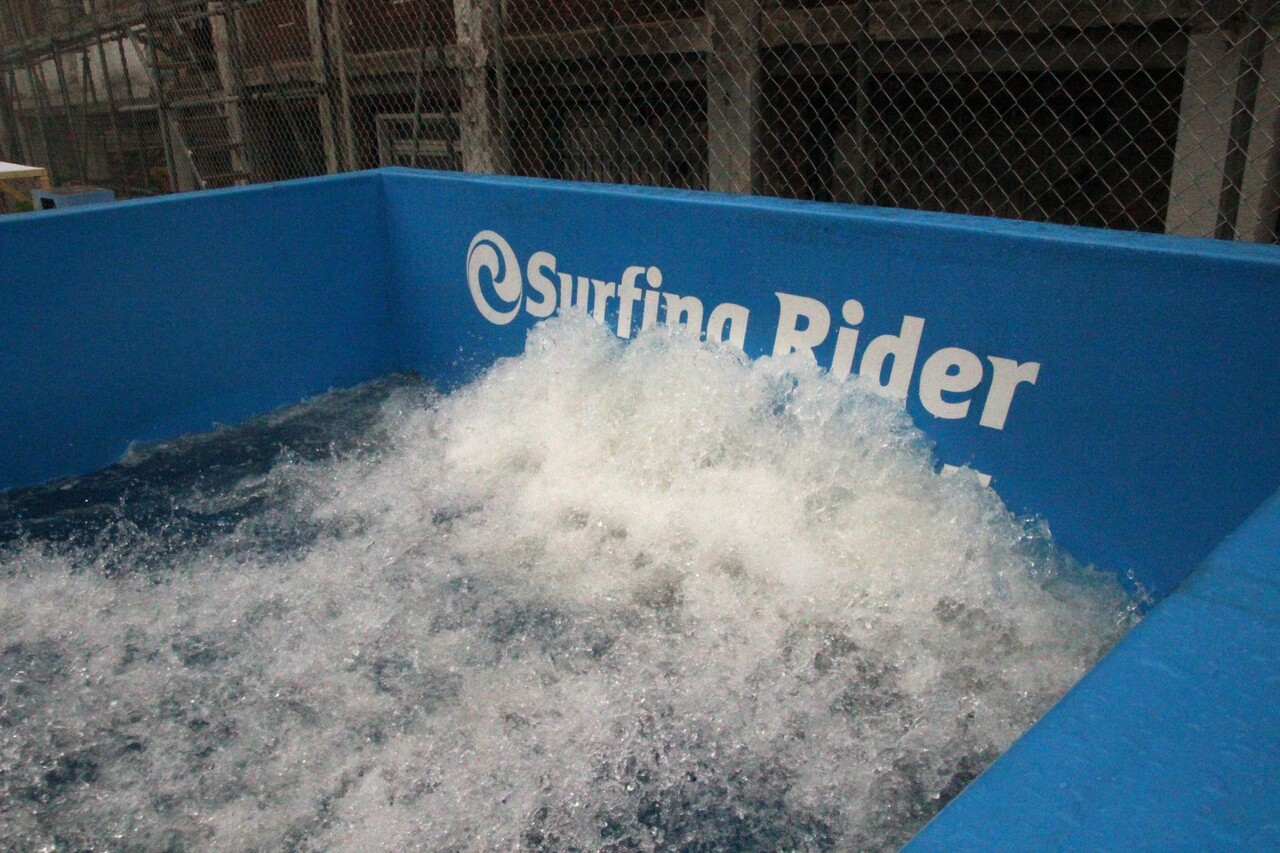 가까이에서 본 서핑 물살. 50cm 정도 떨어져 있음에도 물이 튈 정도로 물살이 강했다. [사진=김민우 기자]