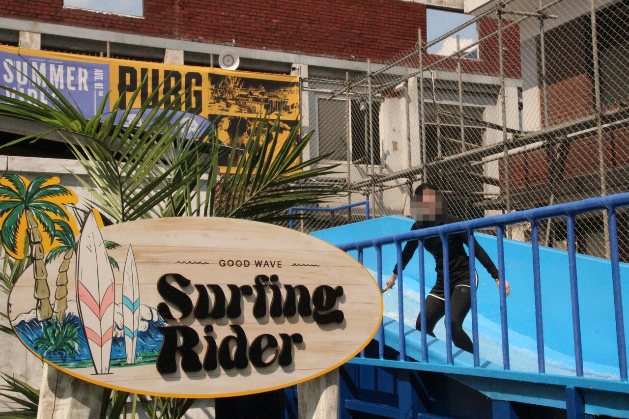 이 씨가 관계자 도움 없이도 웨이크 보드를 타고 있다. [사진=김민우 기자]