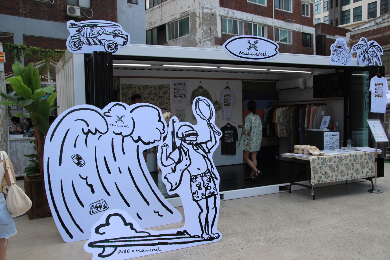 서핑 체험장 바로 앞에는 크래프톤과 멧엔멜(Matt and Mel)이 협업한 굿즈를 만나볼 수 있는 전시관이 위치해 있다. [사진=김민우 기자]