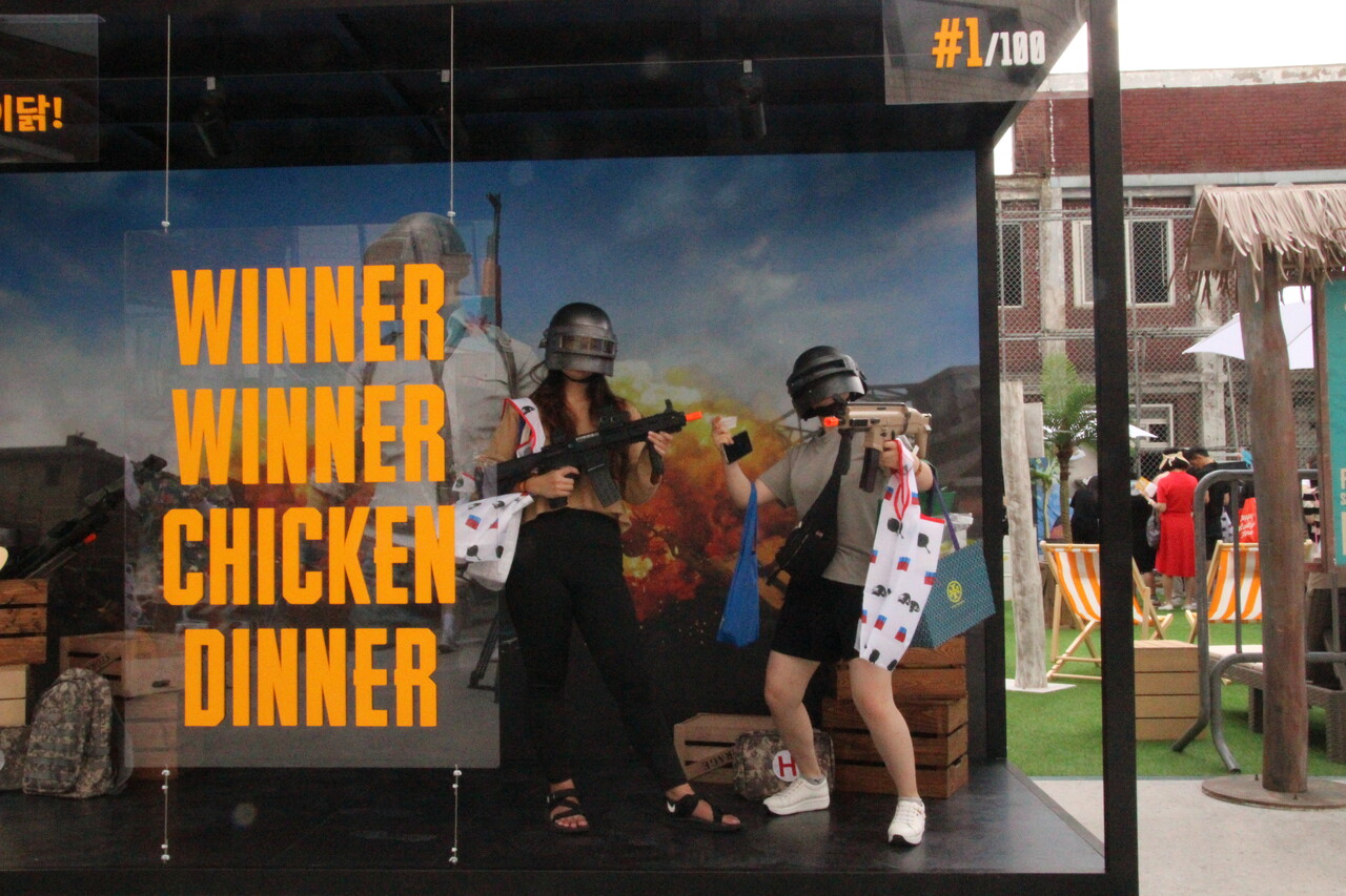 성수에서 열린 배틀그라운드 팝업스토어에 연인, 가족, 클랜원 등 게임을 좋아하는 다양한 이들이 방문했다. 2일 현장을 방문한 (왼쪽부터) 하지윤씨와 백수연씨가 입구 앞 포토존에서 기념 사진을 찍고 있다. [사진=김민우 기자]