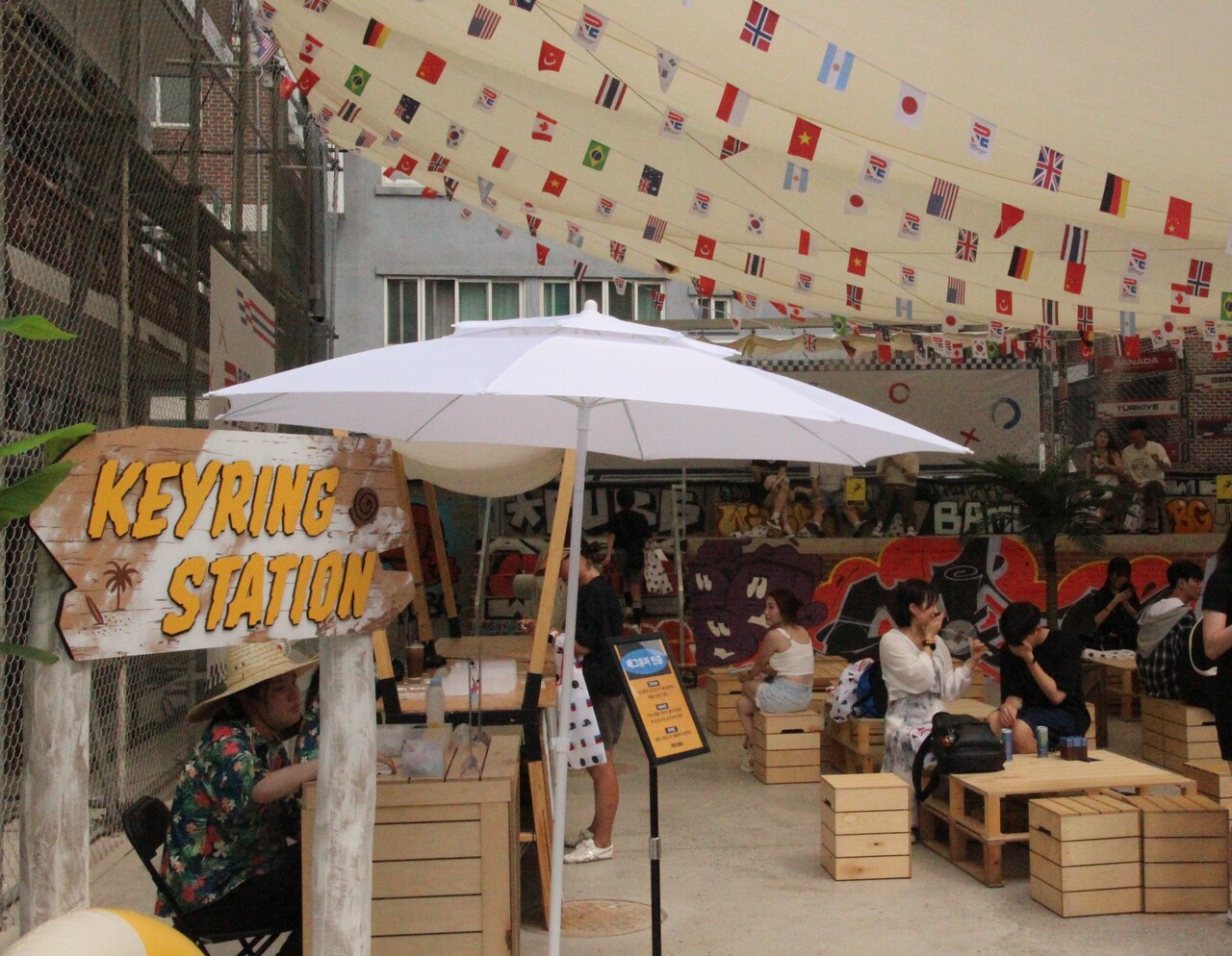 'PUBG 성수' 팝업스토어에는 방문객들이 직접 키링을 제작하거나 잠시 쉴 수 있는 공간이 마련돼 있다. 32도가 넘어가는 무더운 날씨임에도 이날(2일) 오후 2시부터 4시까지 백여명이 넘는 관람객들이 현장을 방문했다. [사진=김민우 기자]