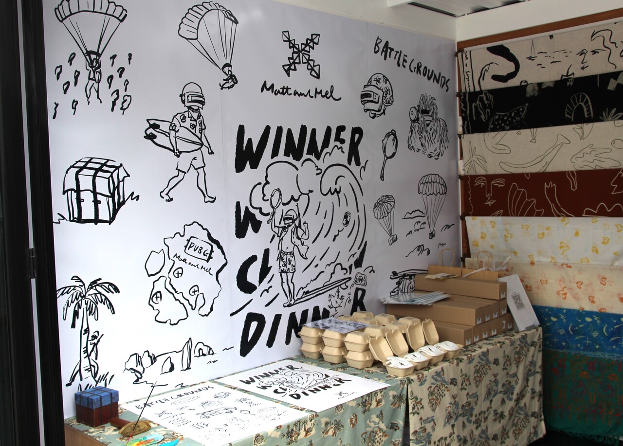 '체크인 존'과 '아케이드 존' 사이에 위치한 '배틀그라운드 X 멧앤멜' 콜라보 굿즈 스토어. 한정판 포스터부터 양말, 반팔티 등을 만나볼 수 있다. [사진=김민우 기자]