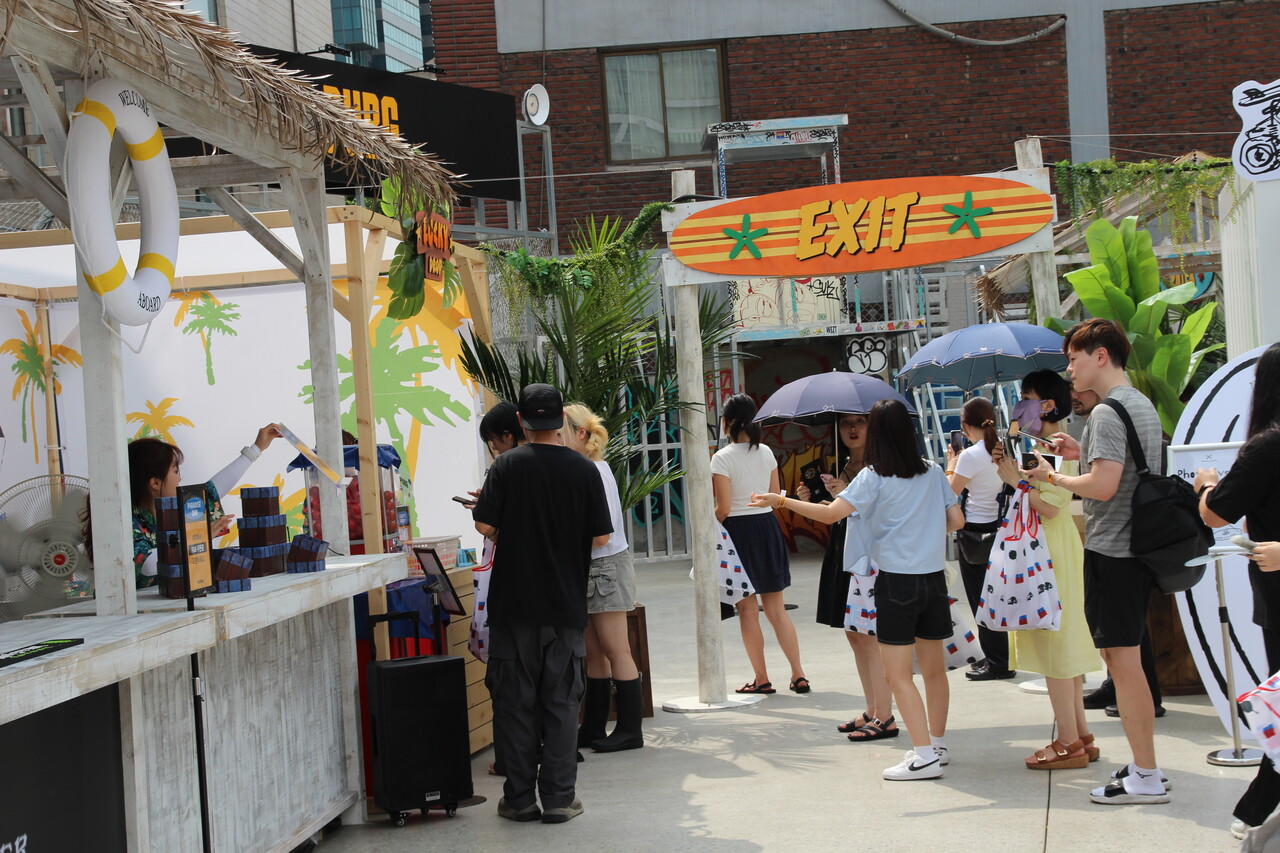 팝업 스토어 프로그램을 모두 마친 관람객들이 '체크인'에서 각종 이벤트에 참여하고 있다. [사진=김민우 기자]