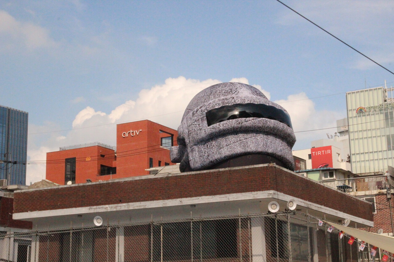 입구 정면에서 바라본 '뚝배기' 모습. 이날 현장에 방문한 이들 모두 옥상 위에 위치한 헬멧 모형을 찍곤 했다. [사진=김민우 기자]