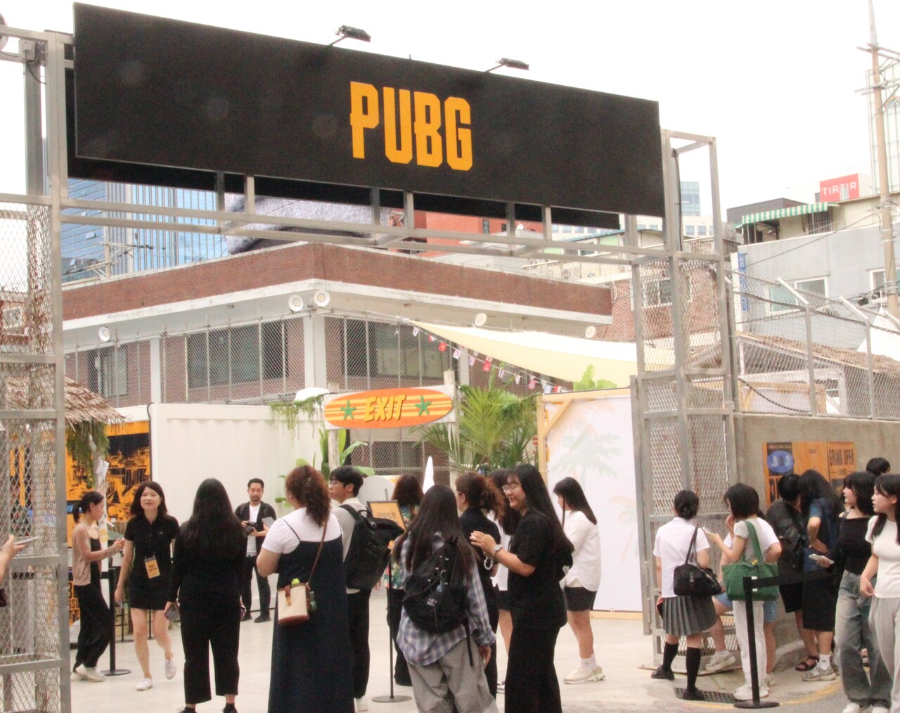 지난 1일부터 서울 성수동에 열린 크래프톤의 'PUBG 성수' 팝업스토어. 2일 금요일 평일임에도 불구하고 오픈 입장을 위해 많은 관람객들이 대기하고 있다. [사진=김민우 기자]