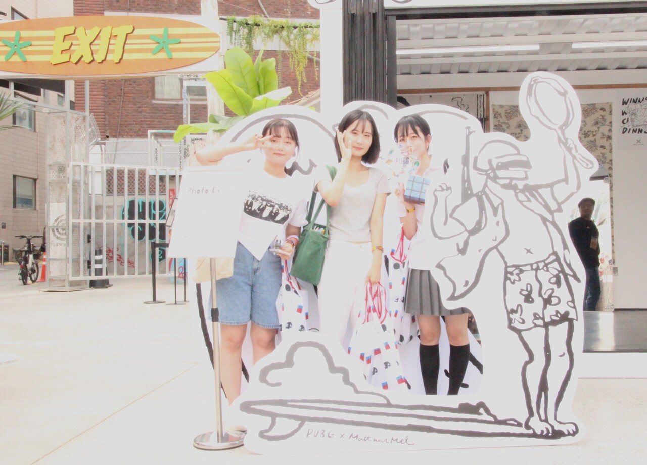 2일 현장을 방문한 (왼쪽부터) 한규빈, 김유진, 오은서씨. 친구 관계인 이들은 평소에도 배틀그라운드를 즐겨한다면서 SNS에서 팝업스토어 진행 소식을 알게 돼 참여하게 됐다고 말했다.