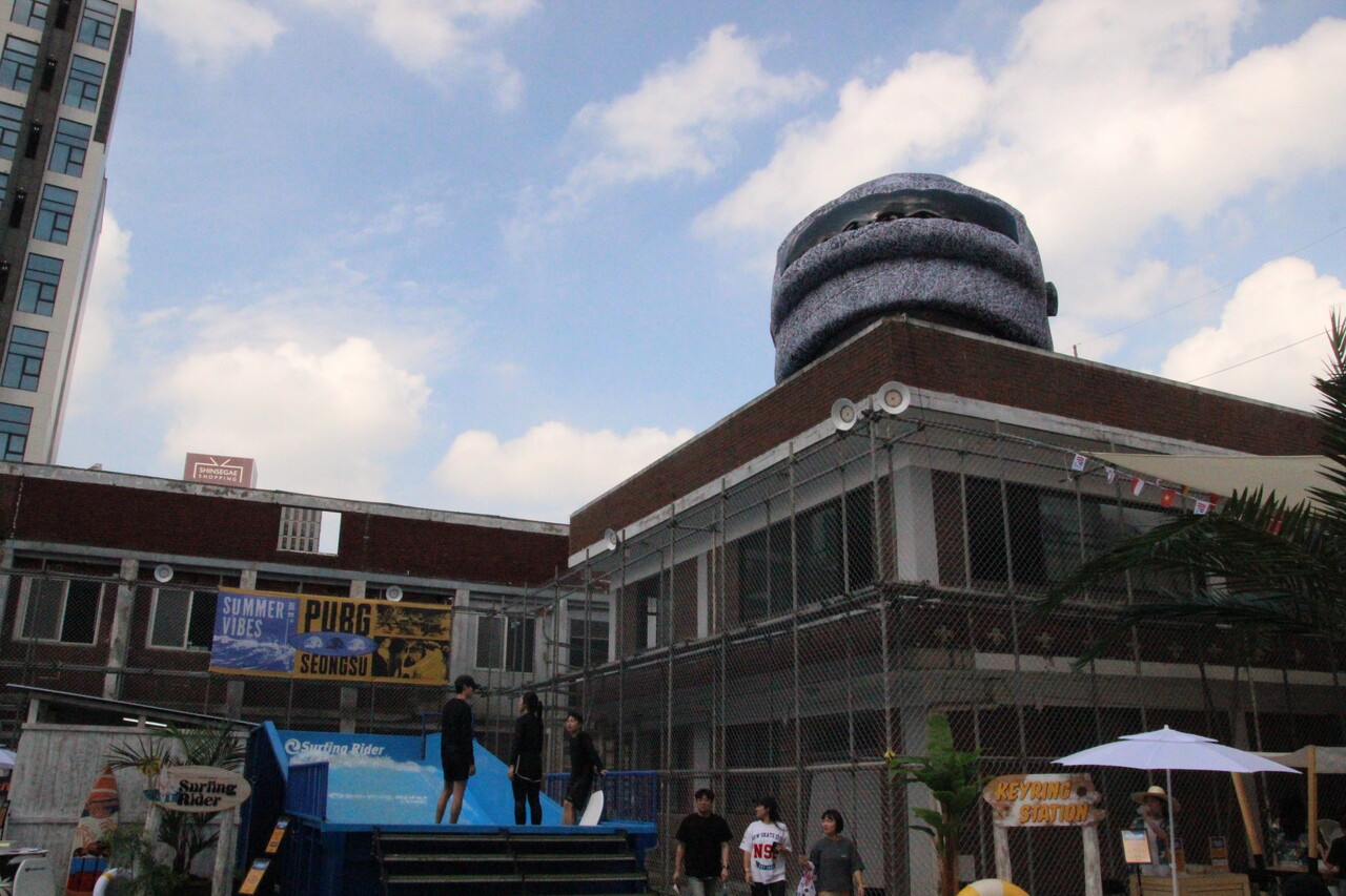 팝업 스토어 근처에서부터 만나볼 수 있는 '헬멧'. 게임 내에서는 캐릭터의 머리를 보호한다고 해서 '뚝배기'라고도 불린다. 크래프톤 측은 이번 행사를 위해 크레인을 써서 '뚝배기'를 옮겼다고 말했다. [사진=김민우 기자]