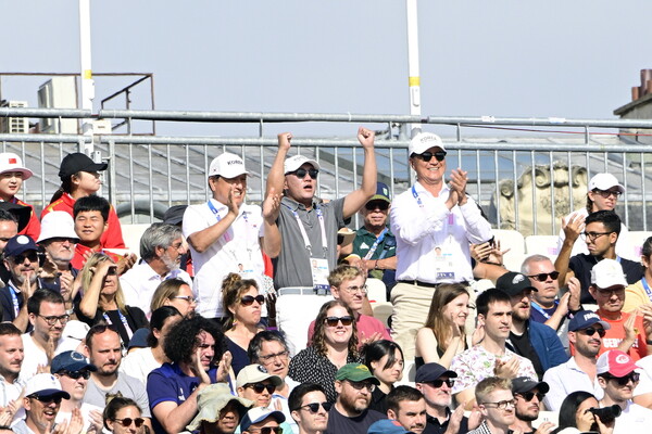 정의선 회장은 대한양궁협회장으로서 파리대회 준비부터 대표팀 컨디션까지 세심히 챙겨 온 것으로 알려졌다. 남자 양궁 개인전 시합을 응원하고 있는 모습 [대한양궁협회 제공=뉴스퀘스트]