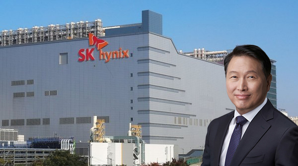 최태원 SK그룹 회장이 5일 SK하이닉스 이천캠퍼스 HBM 생산 현장을 찾아 AI 반도체 현안을 직접 챙겼다. 사진은 SK하이닉스 이이천 본사와 최태원 SK그룹 회장. [사진=SK그룹/뉴스퀘스트 편집]