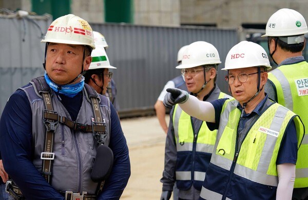 서울시 성동구 서울숲 아이파크 리버포레 현장에서 조태제 HDC현대산업개발 대표이사와 최익훈 대표이사 등 주요 경영진이 여름철 폭염 대비 옥외 근로자 온열질환 예방을 위한 안전점검을 시행하고 있다. [HDC현대산업개발 제공=뉴스퀘스트]
